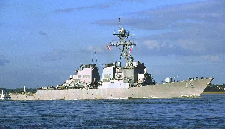 Эсминец США выстрелил в сторону иранских катеров