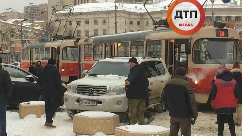 Авто с дипломатическими номерами устроило коллапс на дороге