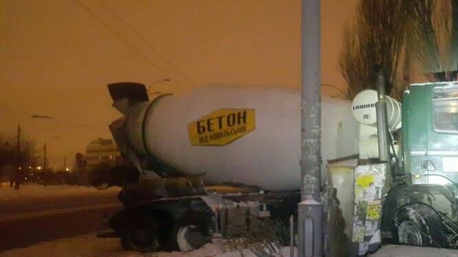 Нетрезвый водитель бетоновоза устроил серьезное ДТП в Киеве