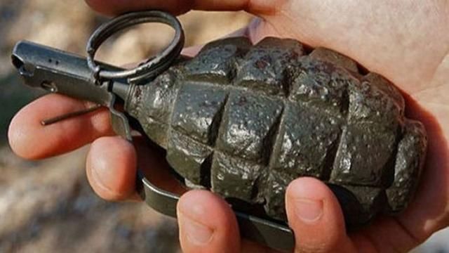 Пьяный боевик подорвал себя гранатой на детской площадке в Донецке Пьяный боевик подорвал себя гранатой на детской площадке в Донецке