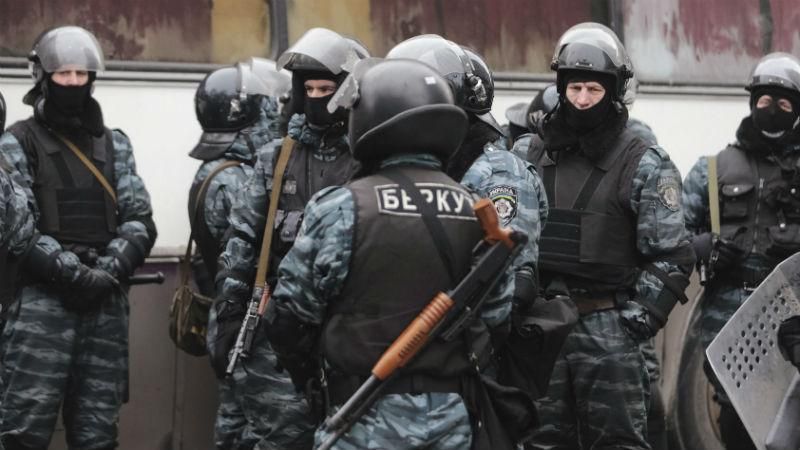 Неизвестные с перебинтованной головой сорвали заседание суда в отношении "беркутовцев" Неизвестные с перебинтованной головой сорвали заседание суда в отношении "беркутовцев"