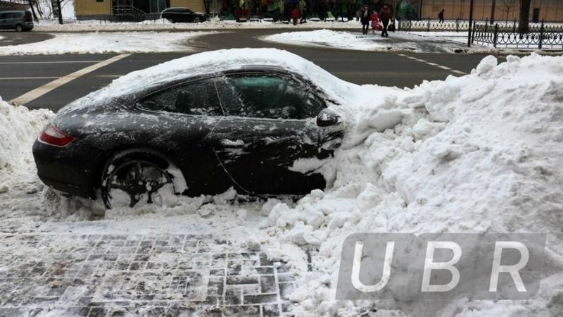 Сміливо. Київські комунальники "поховали" Porsche під снігом