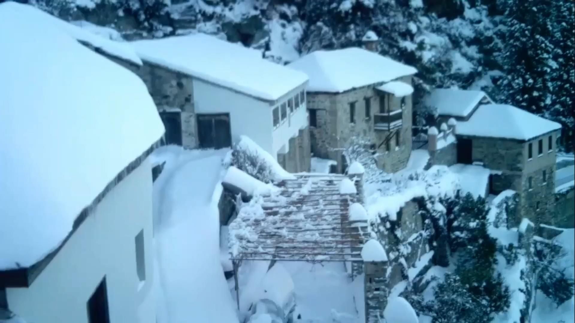 Святу гору Афон засипало снігом: з'явились фото