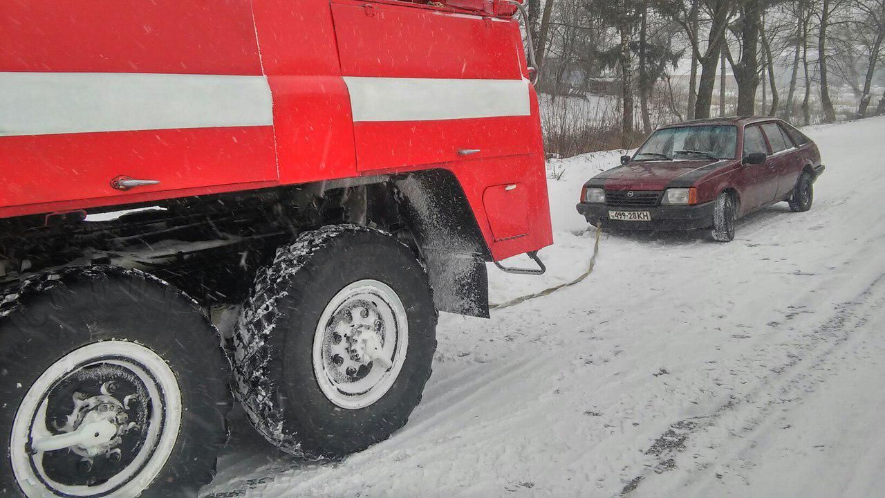 Скільки автомобілів було звільнено із снігових заметів: вражаюча цифра