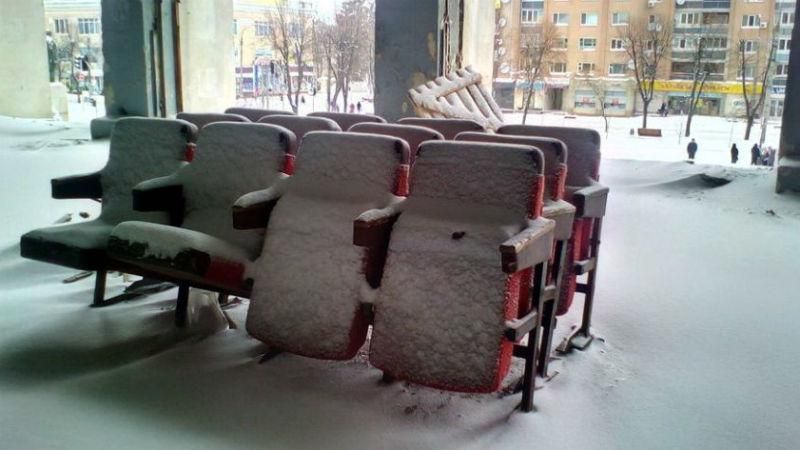 Можно играть в снежки. Театр в Черкассах полностью замело снегом