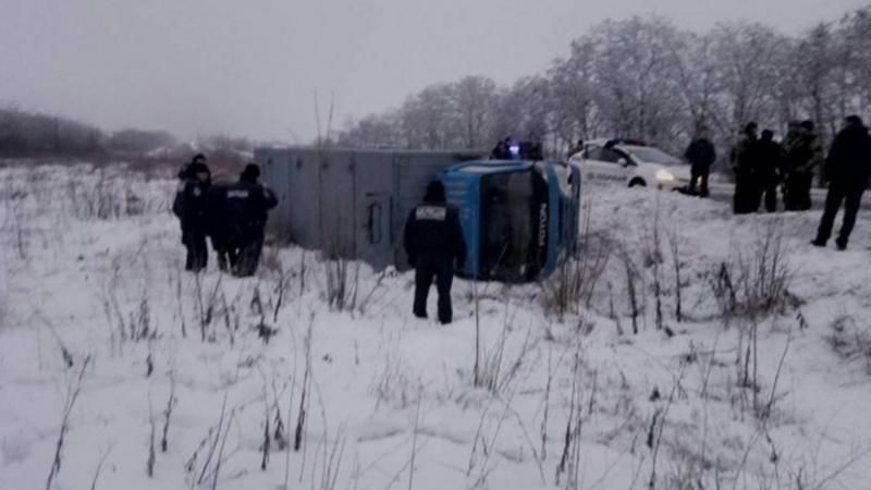 Автозак з в’язнями вилетів у кювет: є постраждалі 