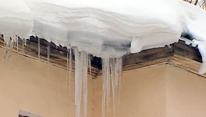 Чоловіку на голову впала брила снігу в самому центрі Києва Чоловіку на голову впала брила снігу в самому центрі Києва