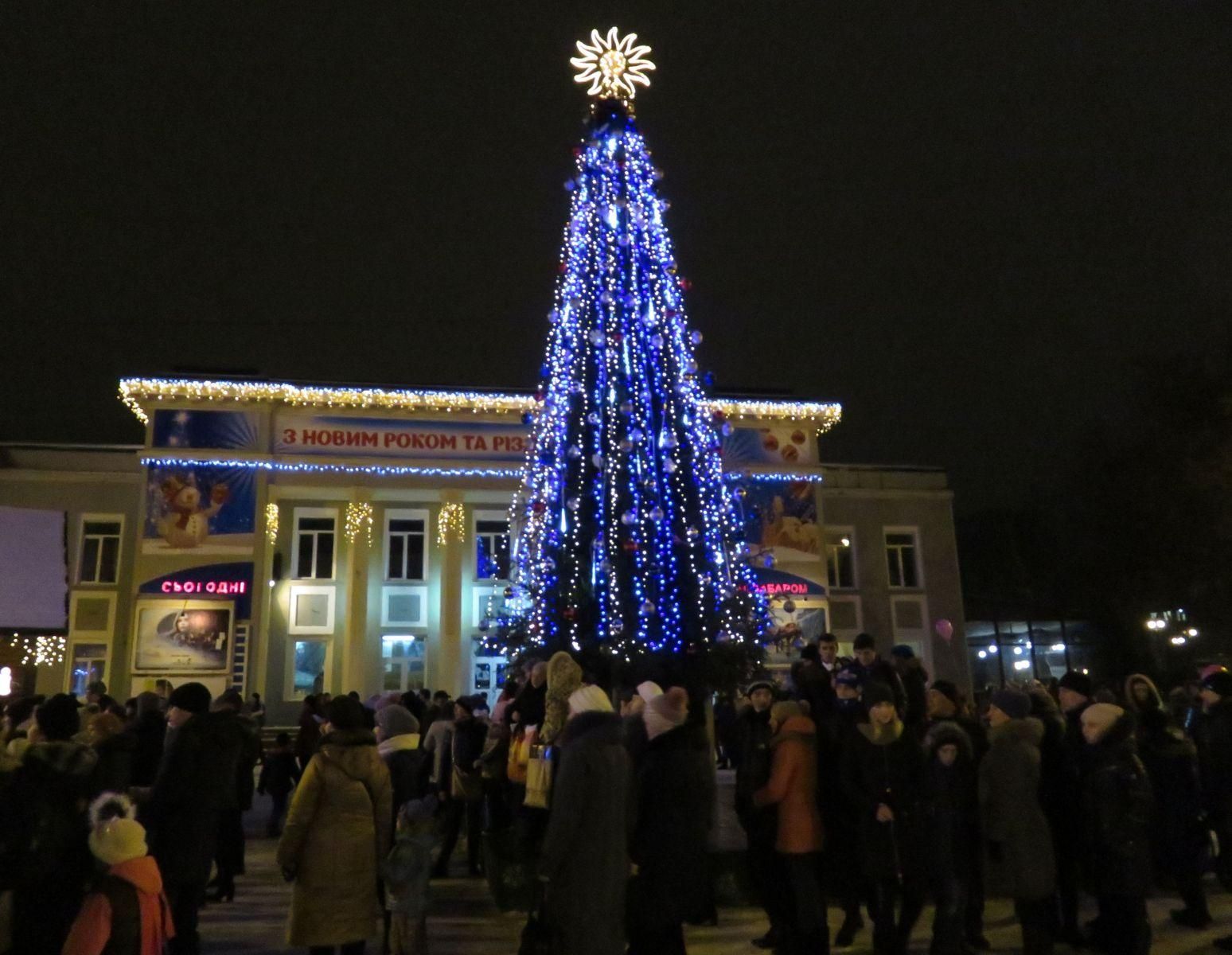 Чоловік викрав іграшки з центральної ялинки у Хмельницькому Чоловік викрав іграшки з центральної ялинки у Хмельницькому