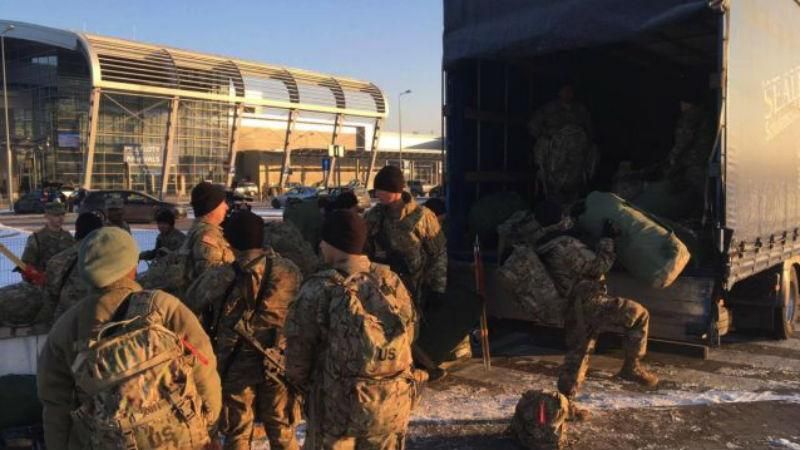 Фотофакт: в Польщі приземлилися кількасот американських солдат Фотофакт: в Польщі приземлилися кількасот американських солдат