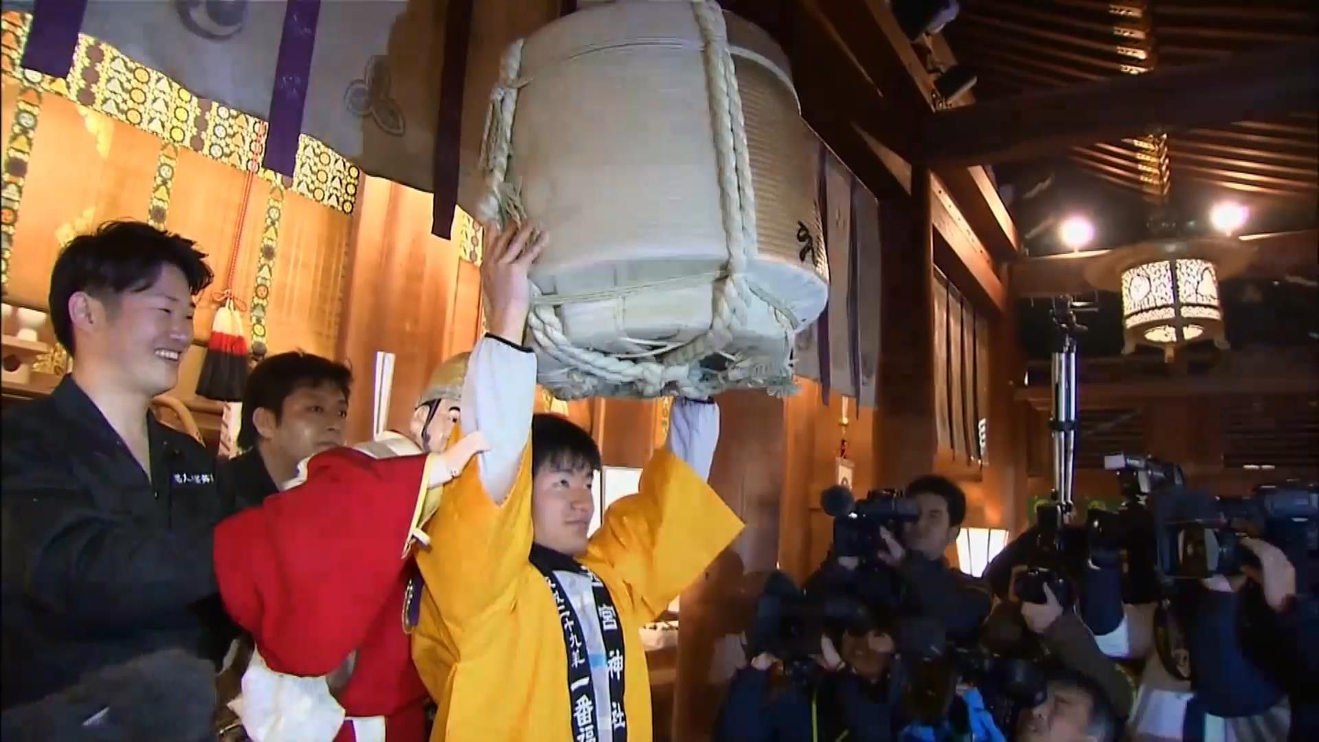 Японці визначили найбільшого щасливця року, якому подарували бочку саке
