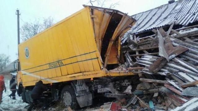 Водитель на грузовике разбил жилой дом: появились фото