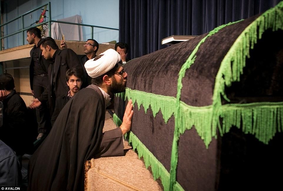 Люди скандували "Смерть Росії": в Ірані поховали колишнього президента Люди скандували "Смерть Росії": в Ірані поховали колишнього президента