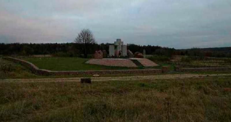 Осквернений в Україні пам’ятник загиблим полякам відновлять