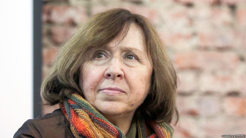 Алексієвич публічно відчитала російських письменників за підлабузництво Путіну Алексієвич публічно відчитала російських письменників за підлабузництво Путіну