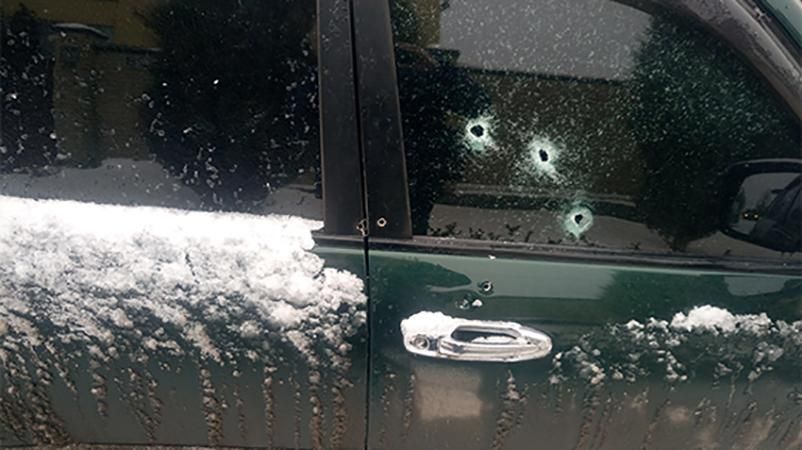 Невідомий обстріляв поліцію та охоронців під Дніпром Невідомий обстріляв поліцію та охоронців під Дніпром