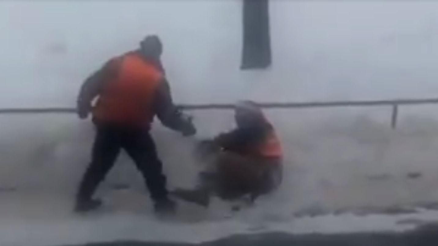 П'яні київські комунальники підірвали соцмережі П'яні київські комунальники підірвали соцмережі