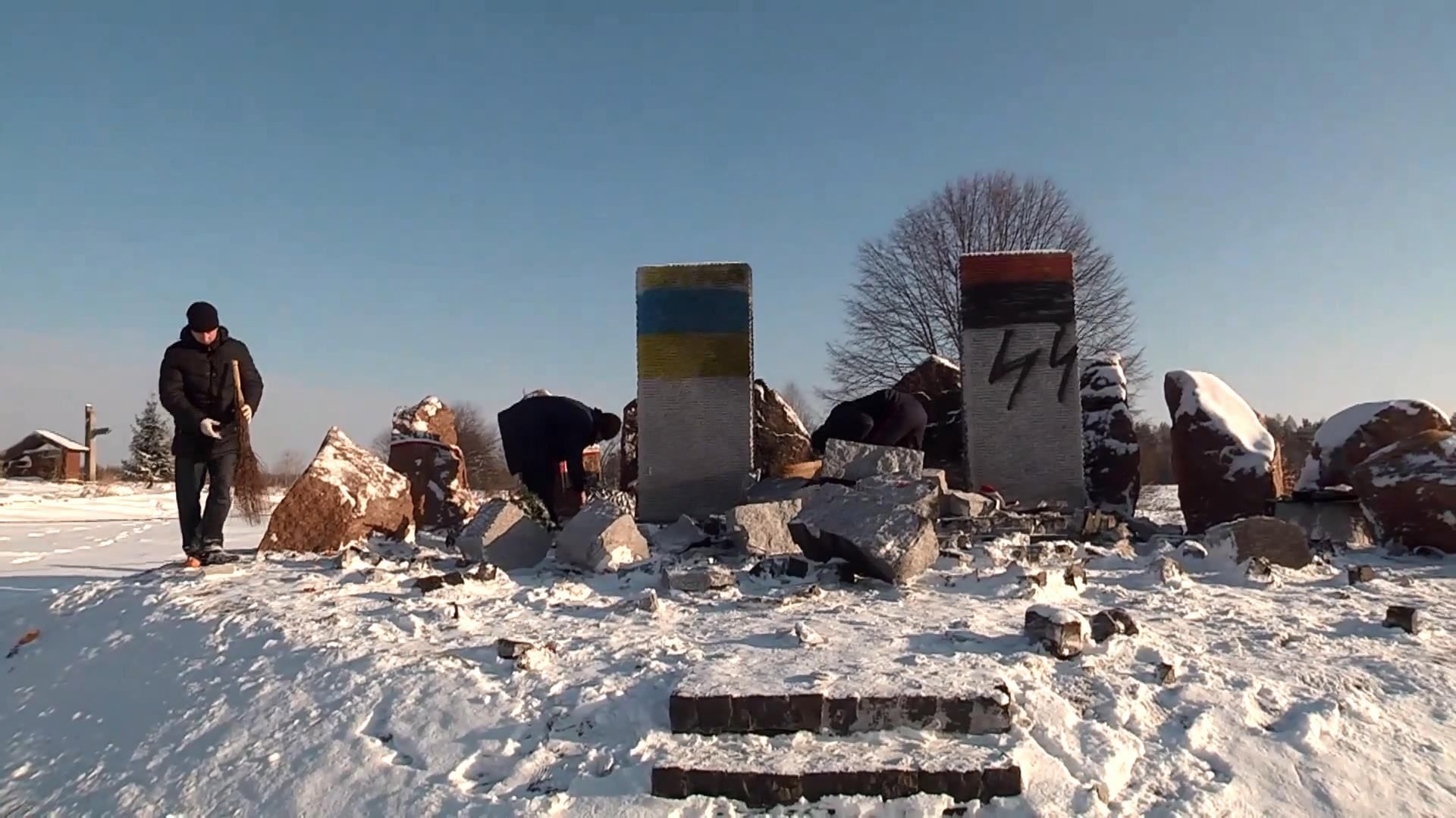 На какие средства будут восстанавливать разрушенный памятник погибшим полякам