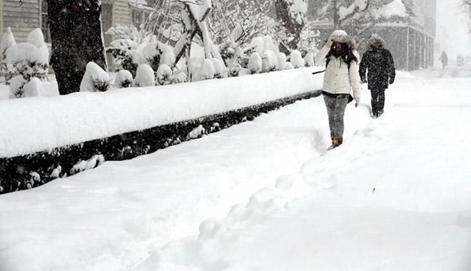 Из-за сильных снегопадов японцам не советуют выходить из дома Из-за сильных снегопадов японцам не советуют выходить из дома