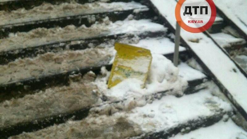 Девушка серьезно травмировалась из-за неубранного снега в Киеве