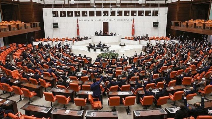 Травми та зламані носи: депутати побились через Конституцію в Туреччині