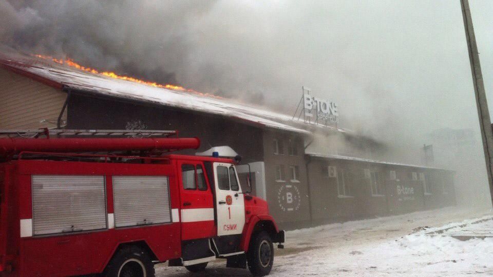 Масштабна пожежа спалахнула у Сумах: з'явилися фото та відео