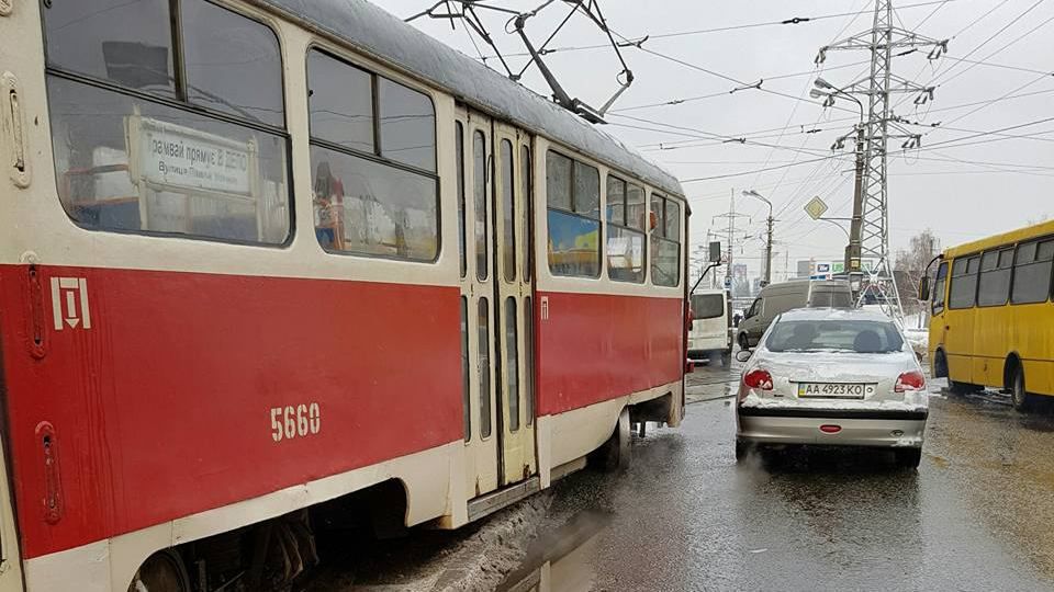 Трамвай зійшов з рейок у Києві: опубліковані фото