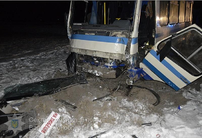 Смертельна аварія на Волині: рейсовий автобус врізався в електроопору Смертельна аварія на Волині: рейсовий автобус врізався в електроопору