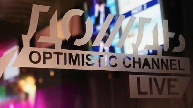 Після заборони в Україні "Дождь" став синьо-жовтим і "заговорив" українською Після заборони в Україні "Дождь" став синьо-жовтим і "заговорив" українською