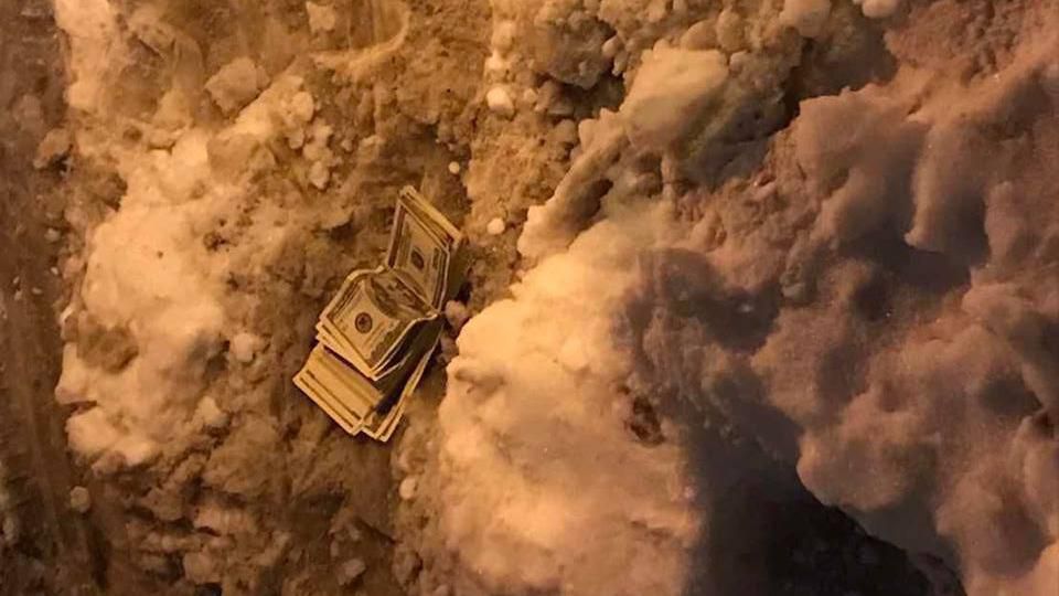 Київський суддя попався на чималому хабарі за обіцянку "вплинути на рішення" Київський суддя попався на чималому хабарі за обіцянку "вплинути на рішення"