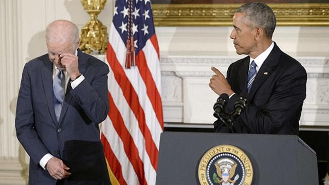 Як віце-президент США Джо Байден розплакався при вручені Медалі Свободи Як віце-президент США Джо Байден розплакався при вручені Медалі Свободи