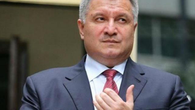 Аваков подарував нардепу 6 одиниць зброї