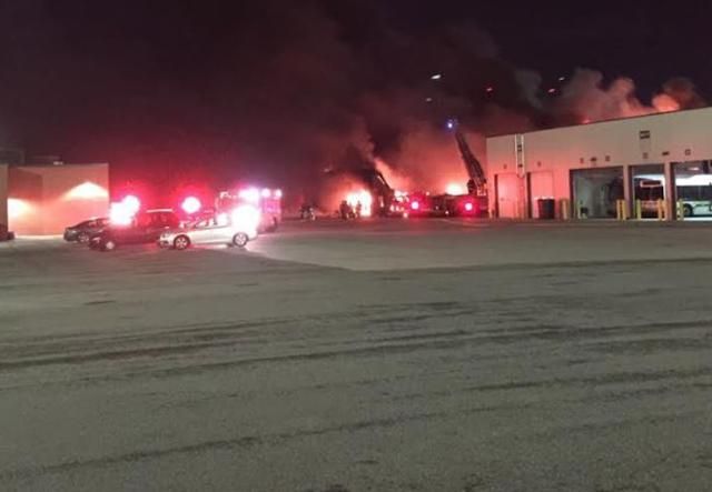 Горять автобуси та обвалилися термінали на вокзалі: масштабна пожежа у США Горять автобуси та обвалилися термінали на вокзалі: масштабна пожежа у США