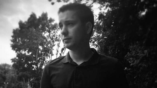 Больно. Российский журналист трогательно почтил память украинского бойца Больно. Российский журналист трогательно почтил память украинского бойца