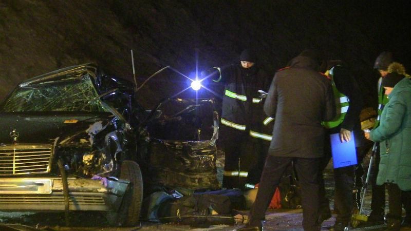 Легковик влетів у мікроавтобус на Буковині: багато загиблих і постраждалих Легковик влетів у мікроавтобус на Буковині: багато загиблих і постраждалих