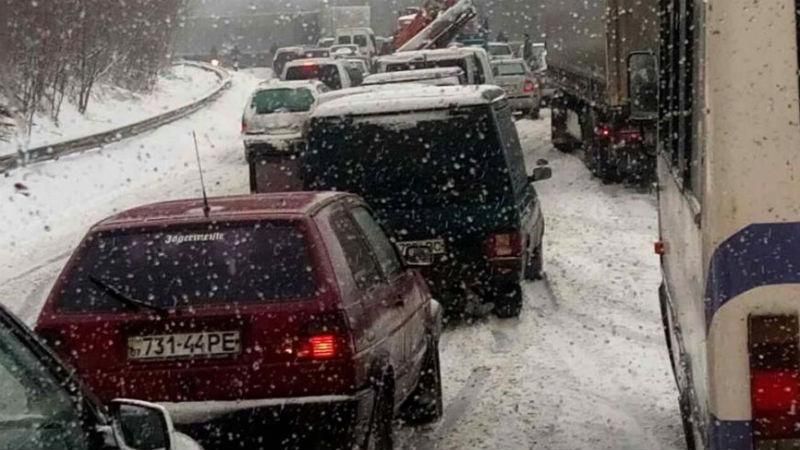 Сніговий полон. На трасі Мукачеве – Ужгород утворилися кілометрові затори Сніговий полон. На трасі Мукачеве – Ужгород утворилися кілометрові затори