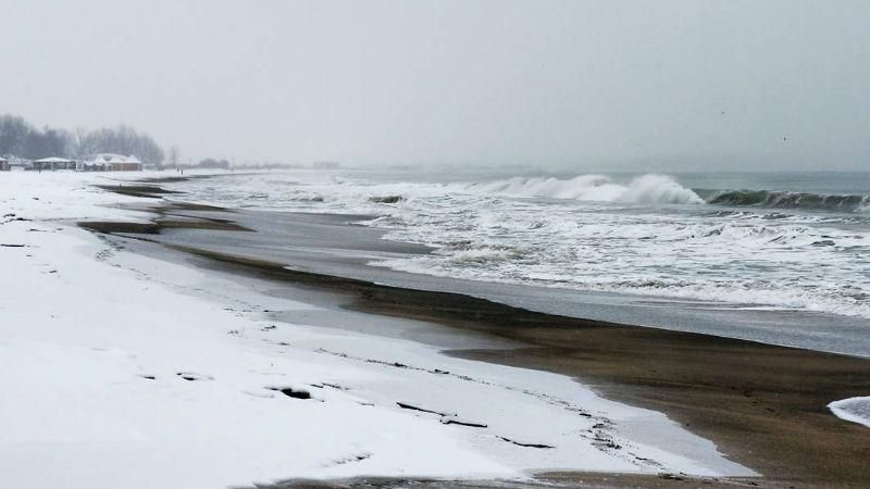 Чорне море вкривається льодом біля Болгарії: вражаючі фото