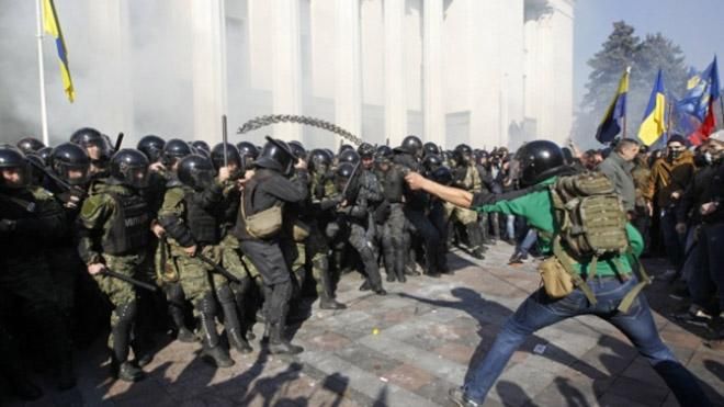 В резонансній справі про заворушення під Радою знайшли купу помилок В резонансній справі про заворушення під Радою знайшли купу помилок