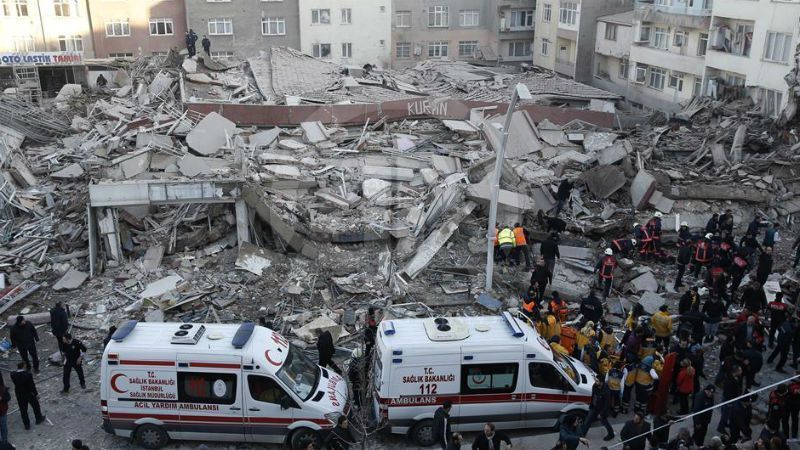 Многоэтажный дом обрушился в Стамбуле, есть погибшие: жуткие кадры