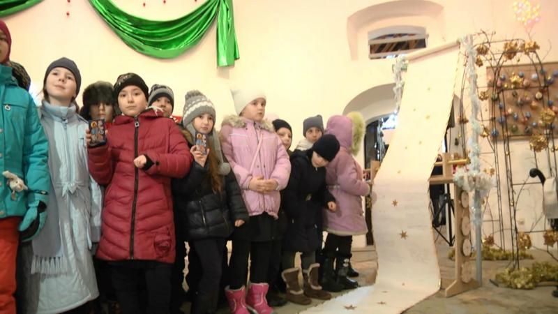 Дети написали самое длинное в Украине письмо Святому Николаю