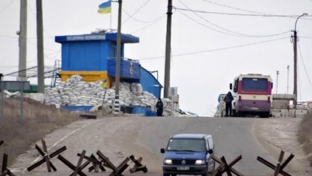 Терористи обстріляли пункт пропуску у Мар'їнці Терористи обстріляли пункт пропуску у Мар'їнці