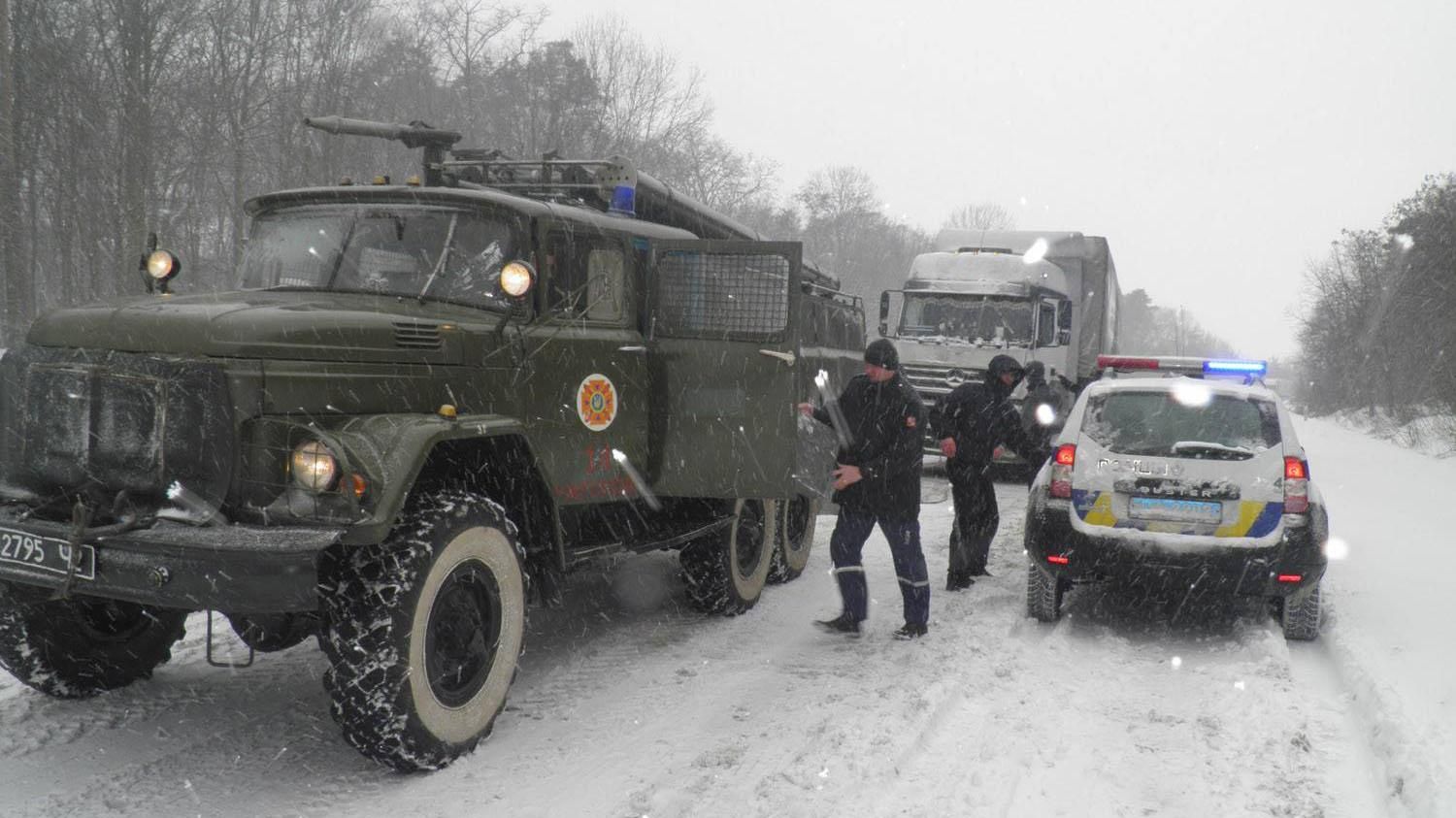 Через снігопади введено обмеження на рух у двох областях