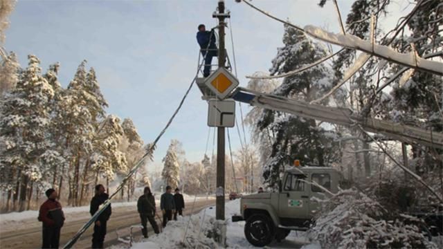 Багато українців залишилися без світла через негоду Багато українців залишилися без світла через негоду