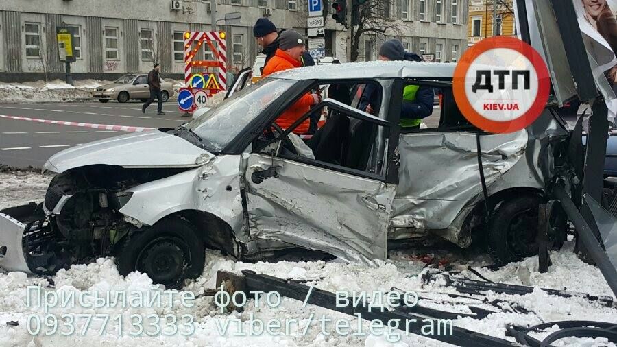 Жахлива аварія у центрі Києва: авто відлетіло на 30 метрів