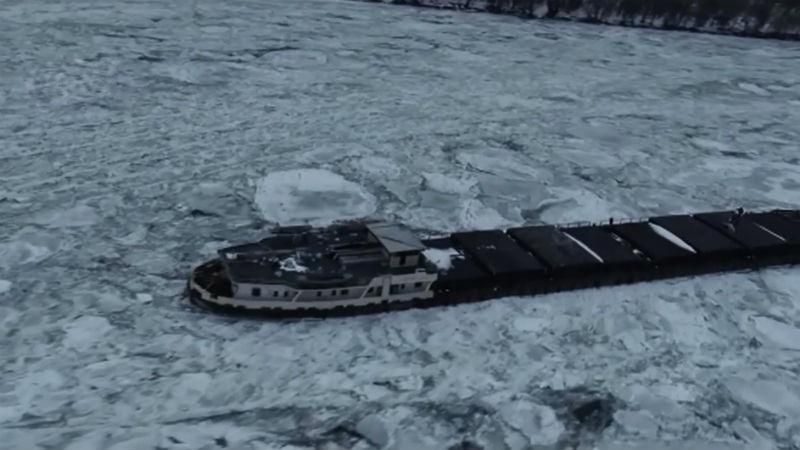 Корабель замерз у Дунаї: з'явилось вражаюче відео
