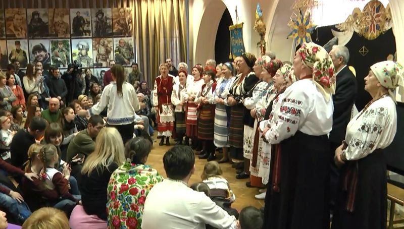 Діти заспівали бійцям старовинні українські колядки
Діти заспівали бійцям старовинні українські колядки