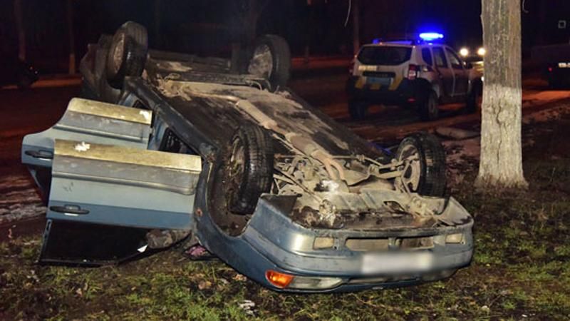 Автомобиль из-за пьяного водителя перевернулся на крышу в Мариуполе