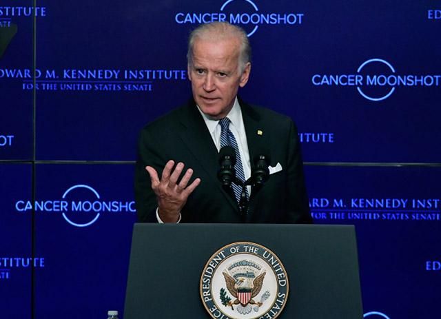 Байден розмовляє з Гройсманом та іншими міністрами Байден розмовляє з Гройсманом та іншими міністрами