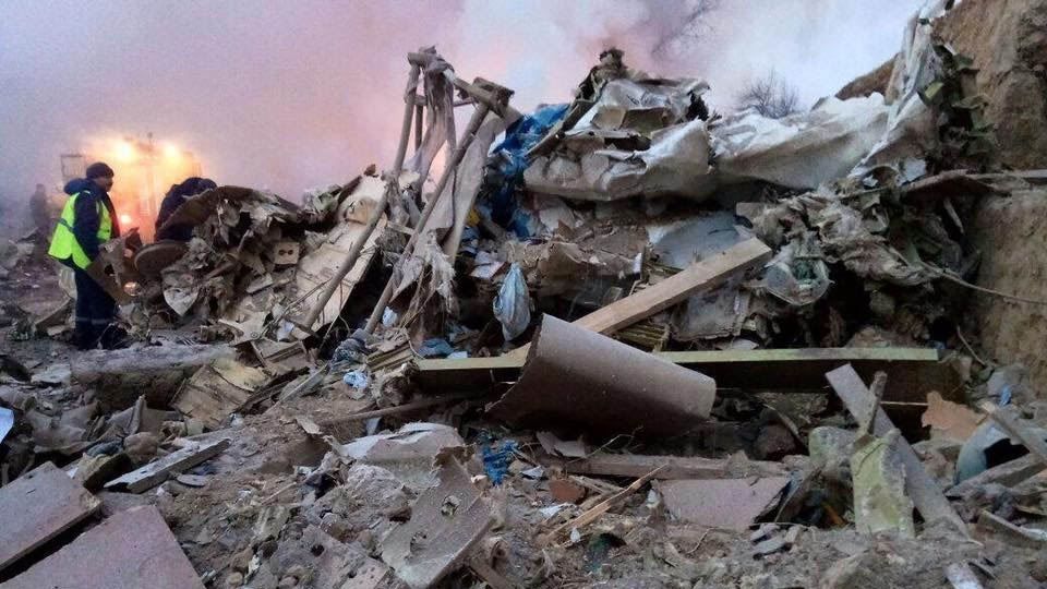 Появилось жуткое видео с места падения самолета в Кыргызстане Появилось жуткое видео с места падения самолета в Кыргызстане