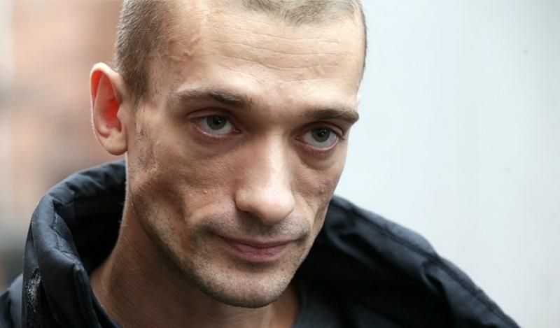 Художник Павленский уехал из России с семьей из-за обвинения в изнасиловании
Художник Павленский уехал из России с семьей из-за обвинения в изнасиловании