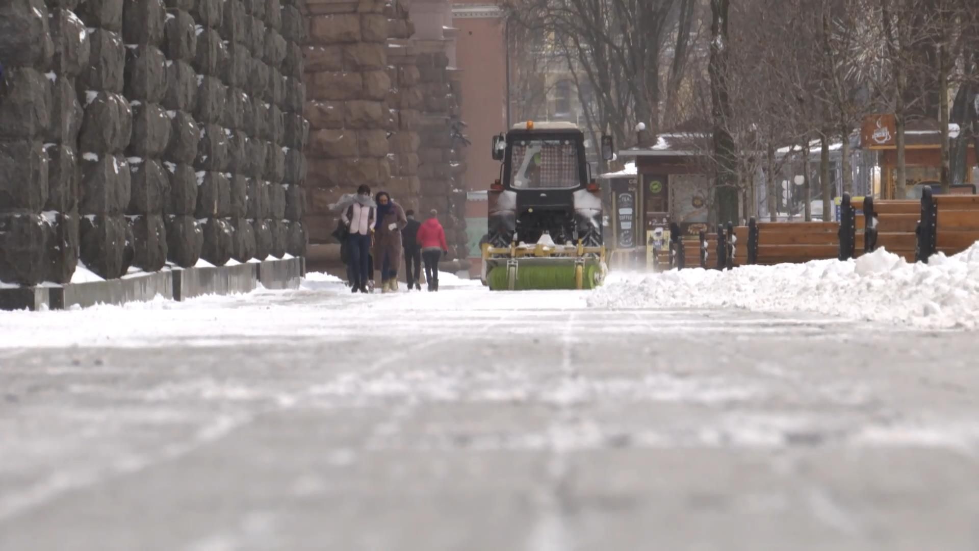 Київські комунальники штрафують підприємців за неприбраний сніг